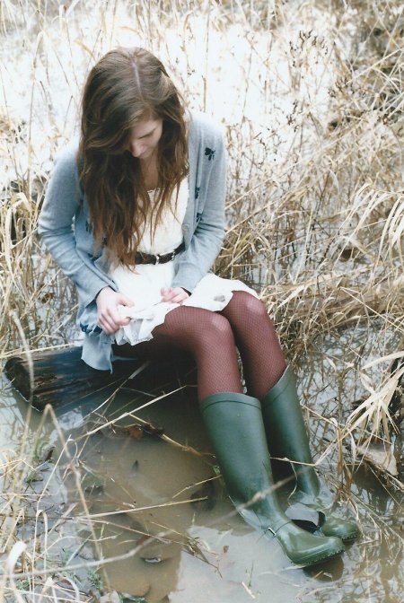 Девушки в резиновых сапогах