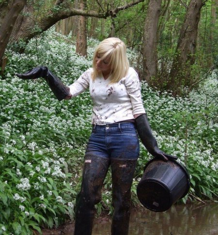 Девочки в болотных сапогах