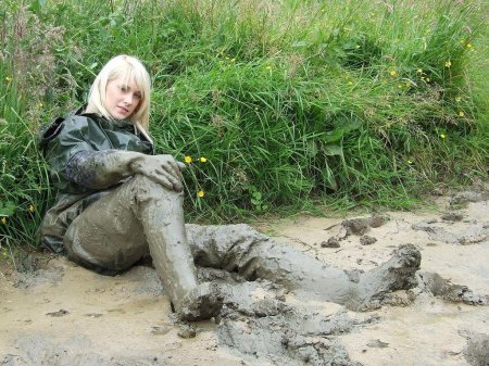 Девушки в резиновых сапогах в грязи