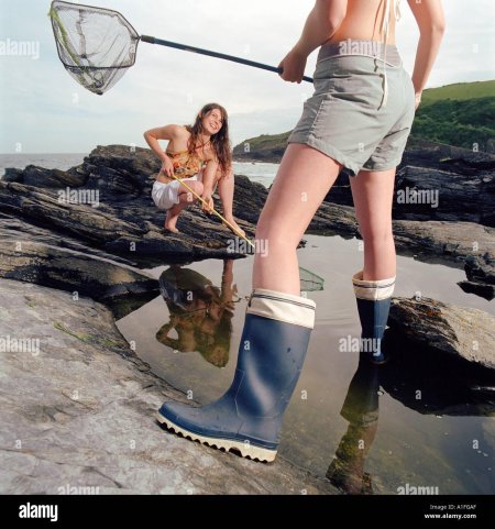 Девушка в рыбацких сапогах