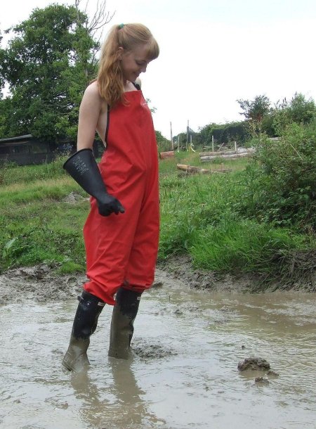 В резиновых сапогах и перчатках