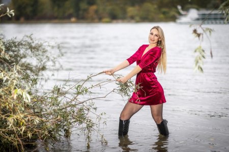 Девушки в резиновых сапогах