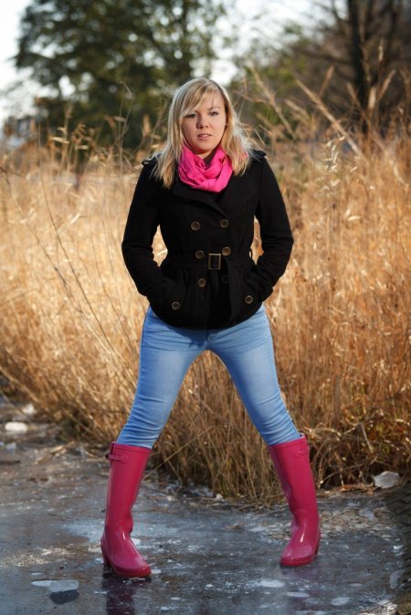 Девушки в резиновых сапогах