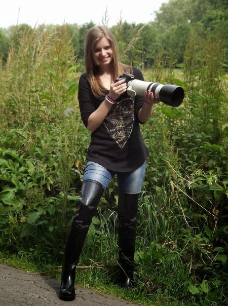 Девушка в болотных сапогах