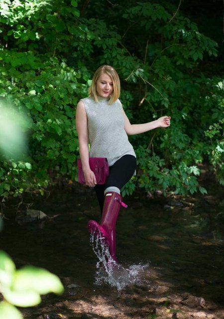 Девушки в резиновых сапогах