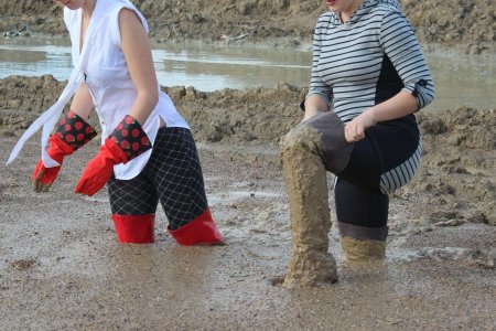 Женские ботфорты в грязи