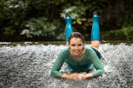 Девушки в резиновых сапогах в воде