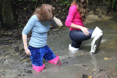 Девушки в резиновых сапогах в грязи