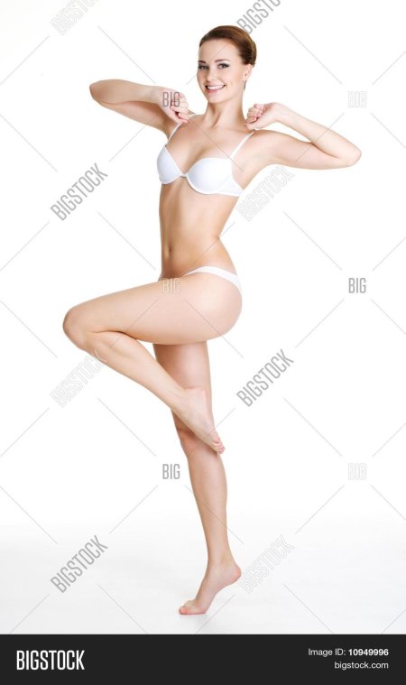 Голая женщина на белом фоне