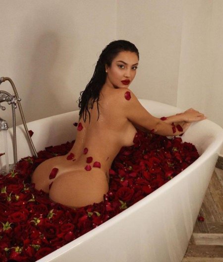 Голые албанские женщины