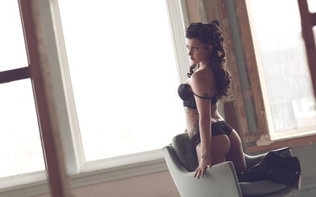 Кудрявая девушка в белье