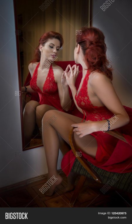 Девушка в Красном платье перед зеркалом