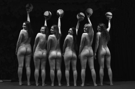 Великая первая самка ню