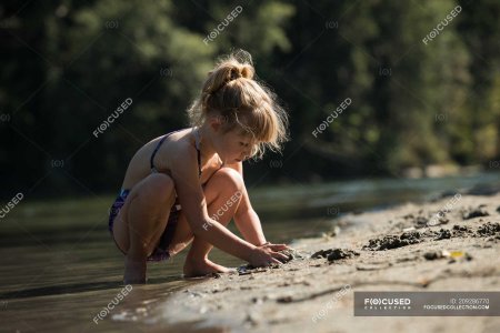 Девочка 10 лет на реке