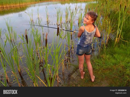 Девочки подростки на озере