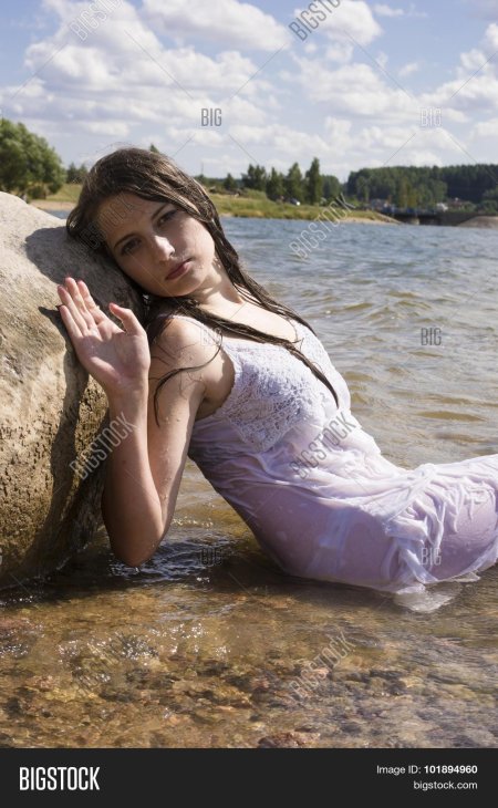 Обычная девушка на речке