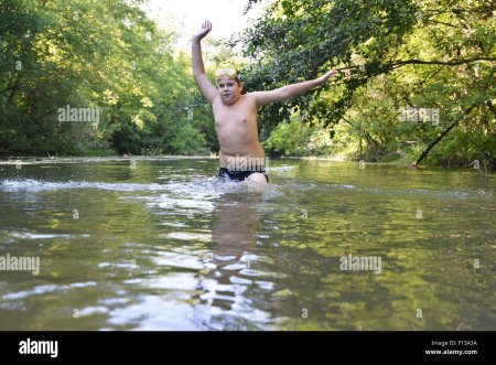 Парни подростки на речке
