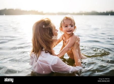 Дочка на речке