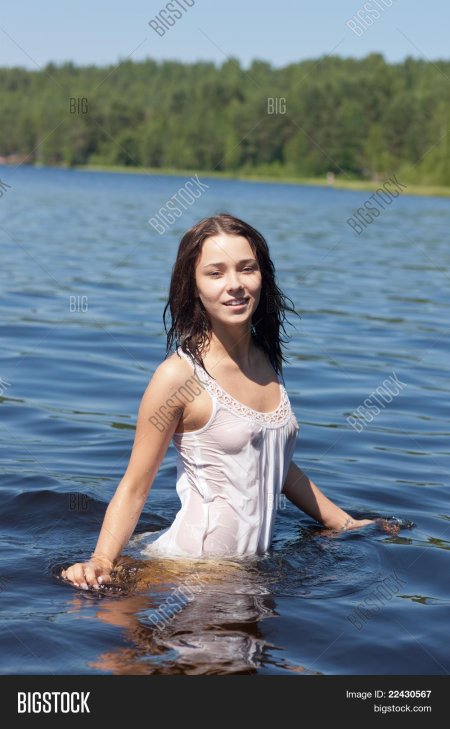 Девушки купаются в озере