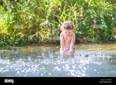 Девочка купается в море