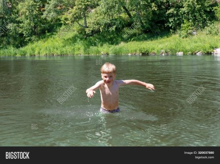 Голопопые мальчишка на пляже или речке