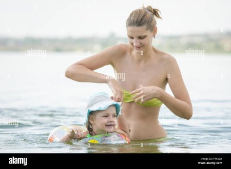 Сестра купается