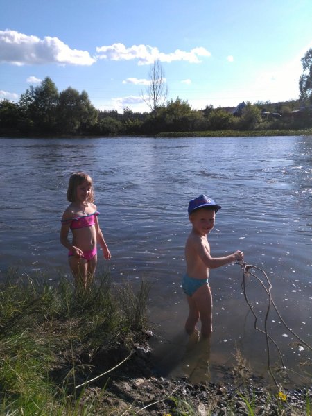 Малыш на речке