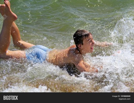 Дети купаются в море