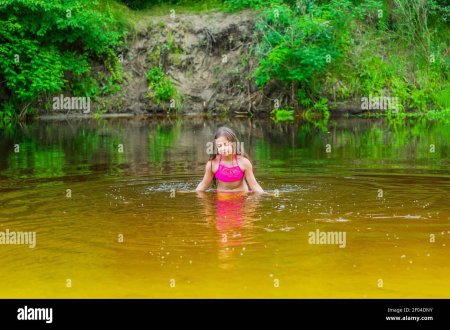 Школьницы на реке