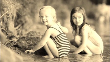 Маленькие в купальниках на речке