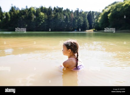 Девочка маленькая на озеро