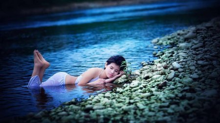 Девушка в воде
