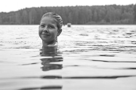 Девочки подростки на озере