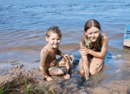 Девочки купаются в реке
