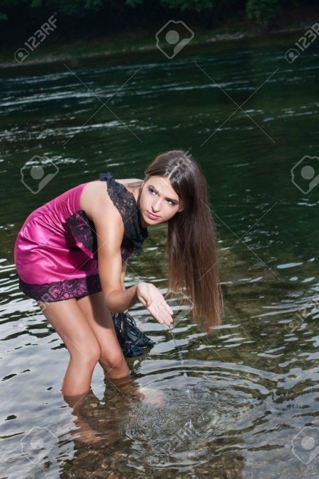 Женщины купаются в платьях