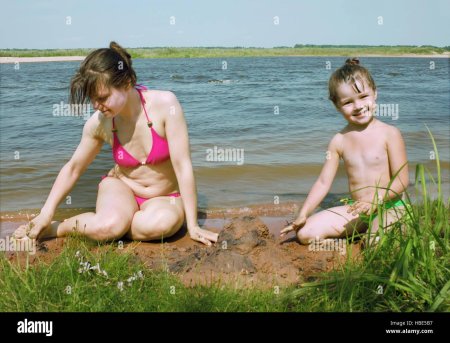 С дочкой на реке