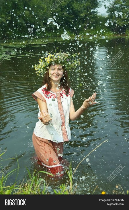 Девочки купаются в пруду