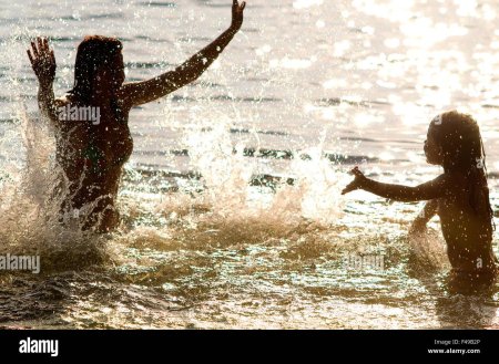 Дети брызгаются водой