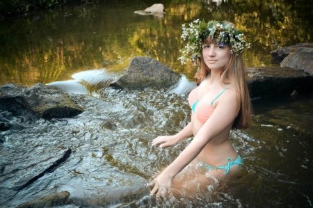 Голые девочки купаются на речке