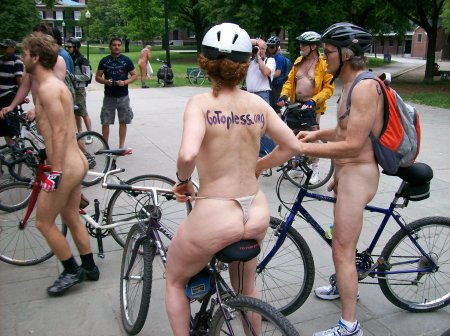 Голый велопробег вагина