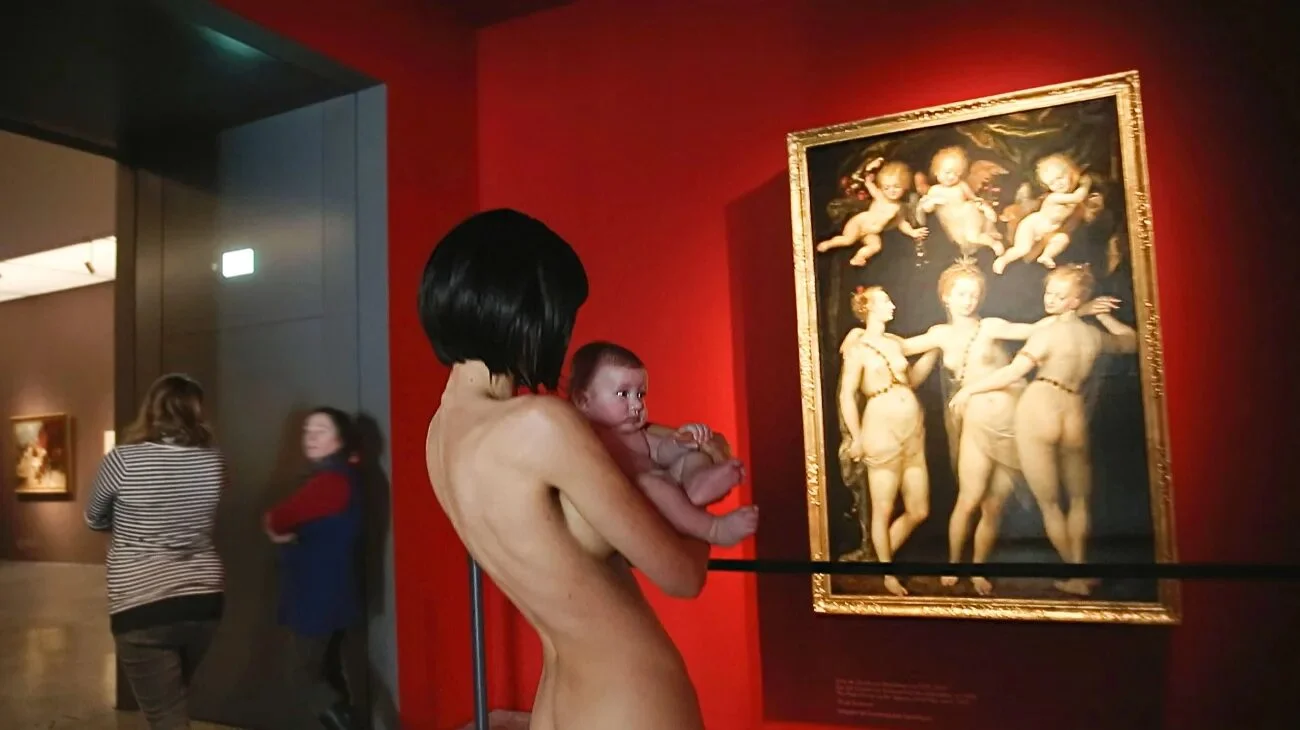 Голая мило Муаре в музее