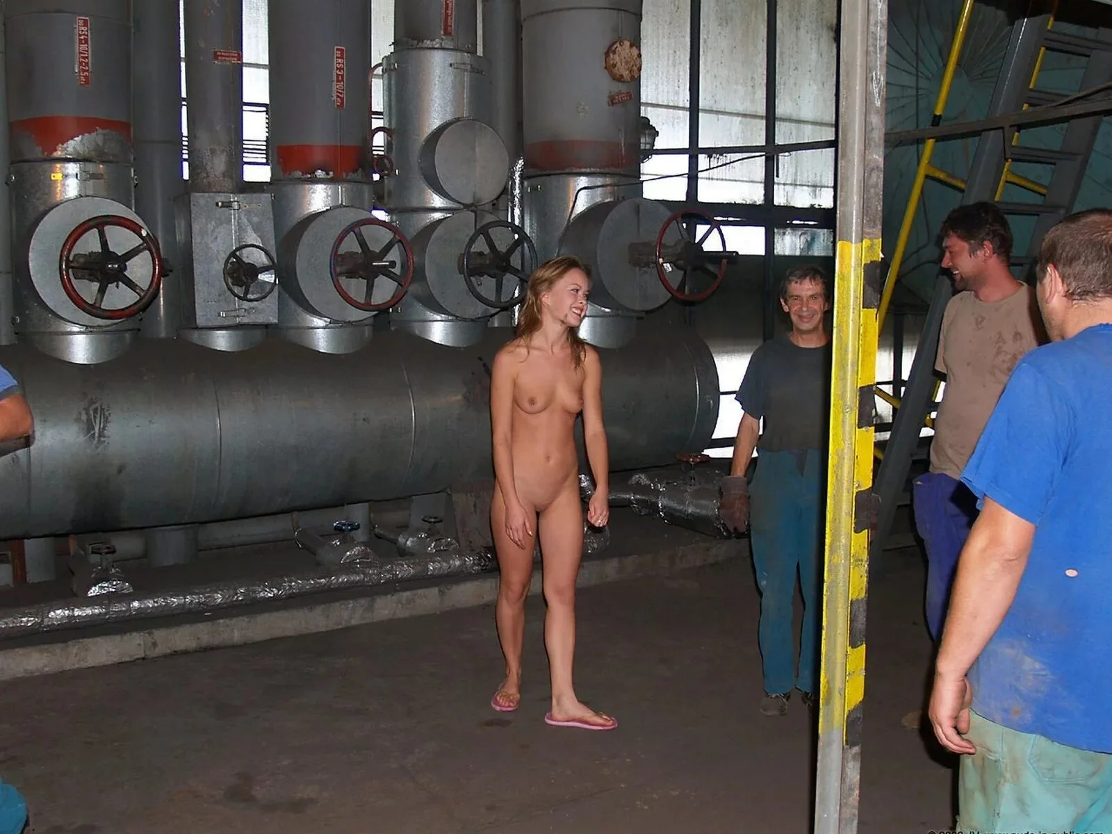 Девушка разделась на заводе