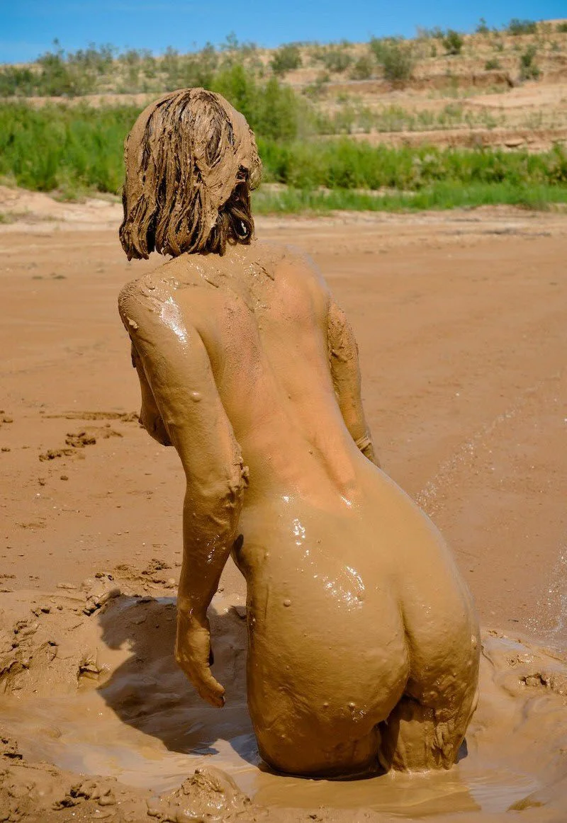 Девушки большая грудь в грязи