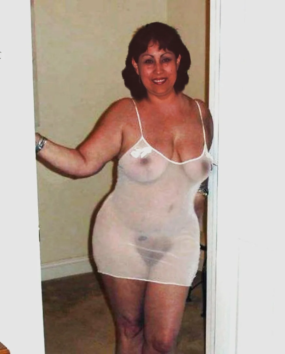 Пожилые женщины в прозрачных трусах