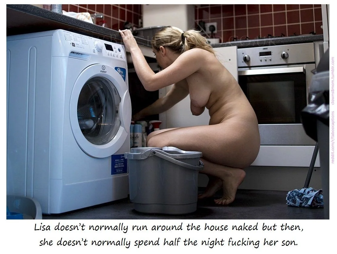 Голая жена стирает белье