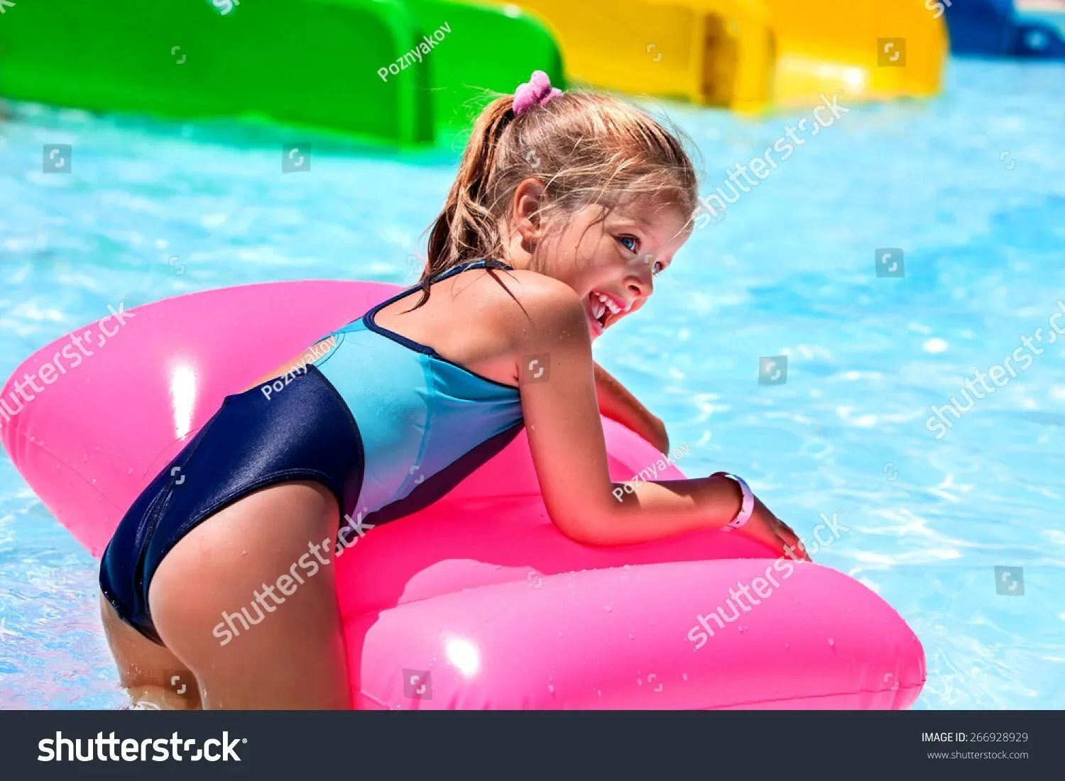 Маленькая девочка в аквапарке