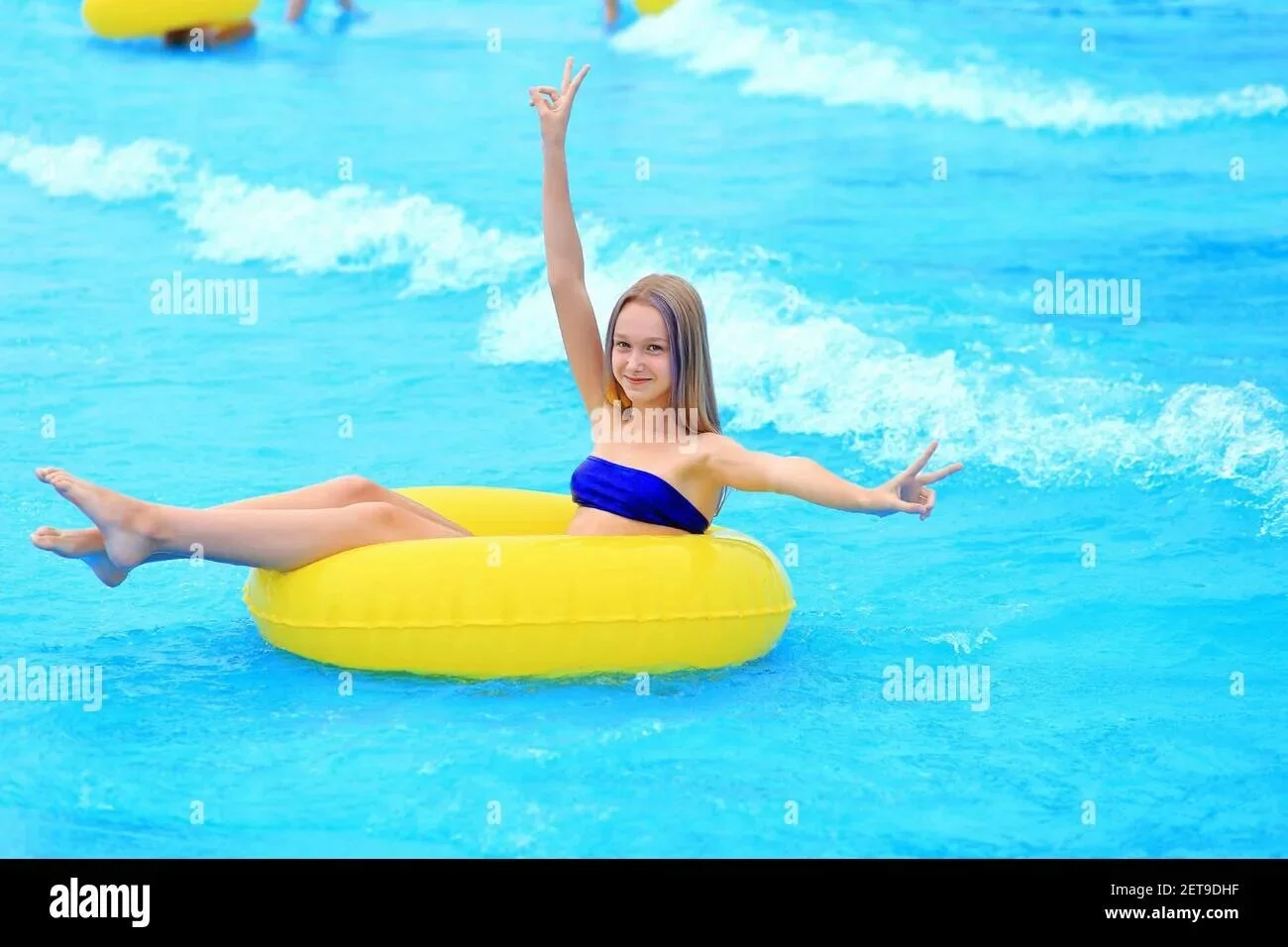 Мпленькаядеаочка лежил на нодувном круге на животе 12 лет