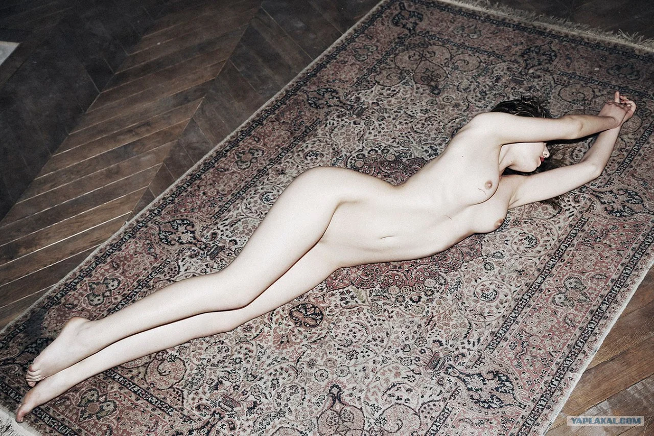Девушка голышом на ковре