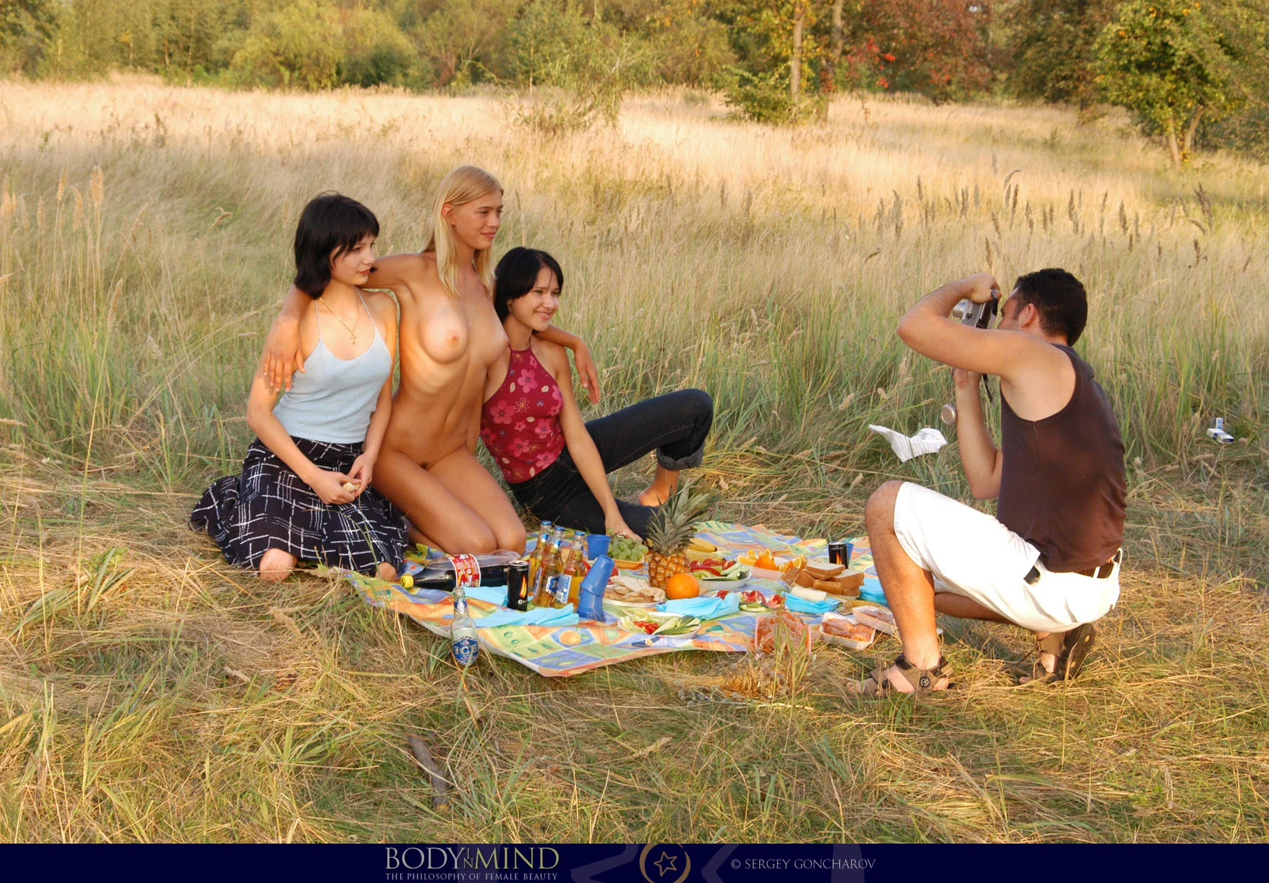 Девушка раздевается на пикнике