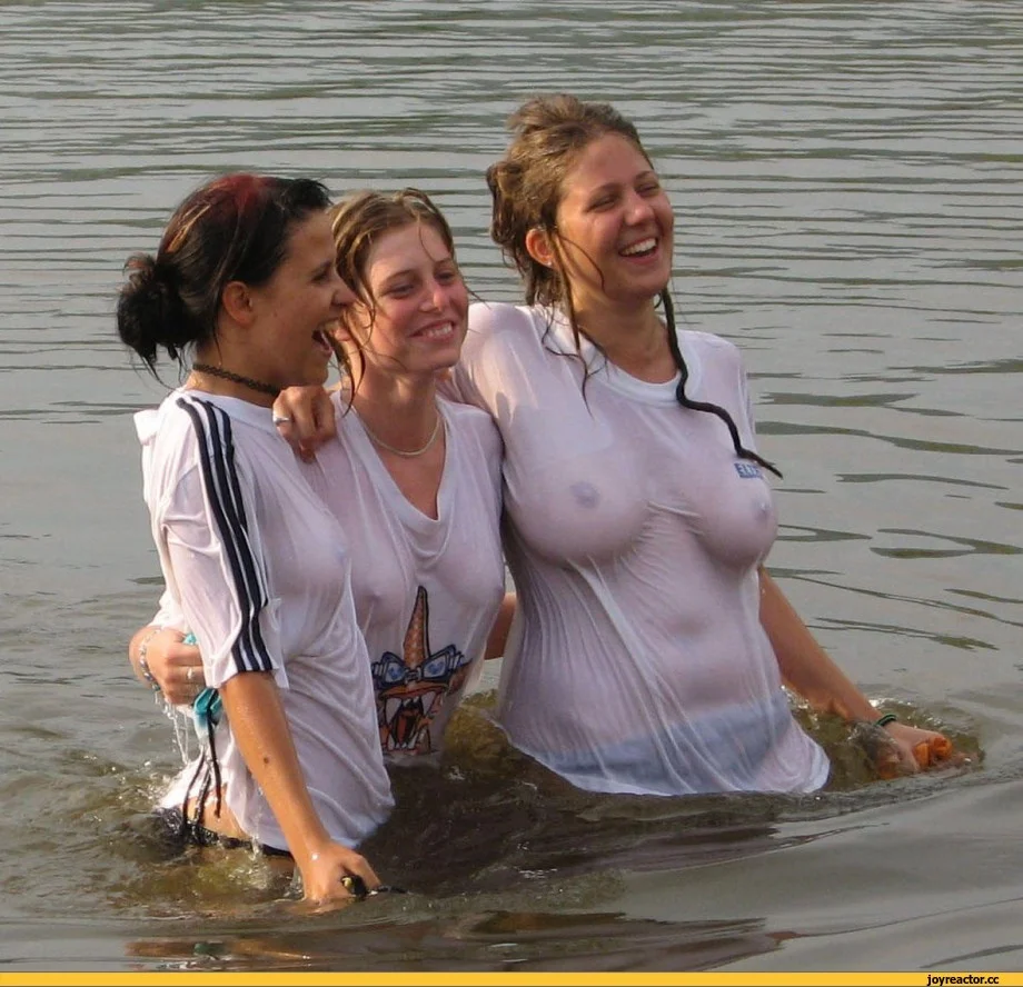 Девушка в мокрой майке без лифчика